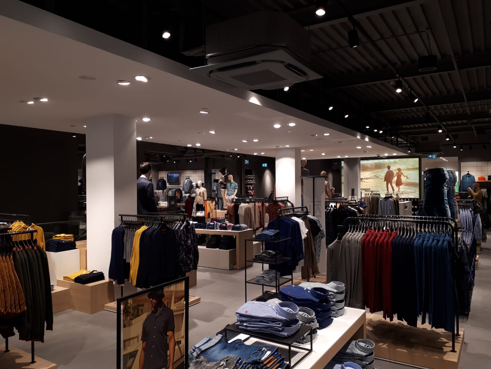 WE store Mall of the Netherlands